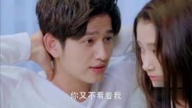 一只流浪狗渴望被爱,露出肚皮让女生抚摸,还心惊胆战看着周围!